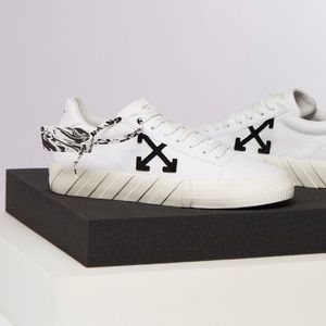 Low Vulcanized Sneakers OFF-WHITE